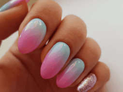 El gran éxito de las uñas aura está en su versatilidad, ya que pueden ser tan sutiles o tan llamativas como tú quieras, dependiendo de los colores, la intensidad del difuminado y los detalles que elijas. CANVA