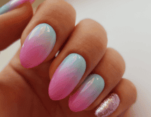 El gran éxito de las uñas aura está en su versatilidad, ya que pueden ser tan sutiles o tan llamativas como tú quieras, dependiendo de los colores, la intensidad del difuminado y los detalles que elijas. CANVA