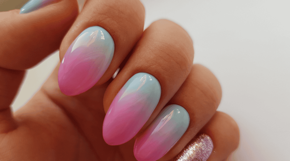 El gran éxito de las uñas aura está en su versatilidad, ya que pueden ser tan sutiles o tan llamativas como tú quieras, dependiendo de los colores, la intensidad del difuminado y los detalles que elijas. CANVA