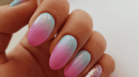 El gran éxito de las uñas aura está en su versatilidad, ya que pueden ser tan sutiles o tan llamativas como tú quieras, dependiendo de los colores, la intensidad del difuminado y los detalles que elijas. CANVA