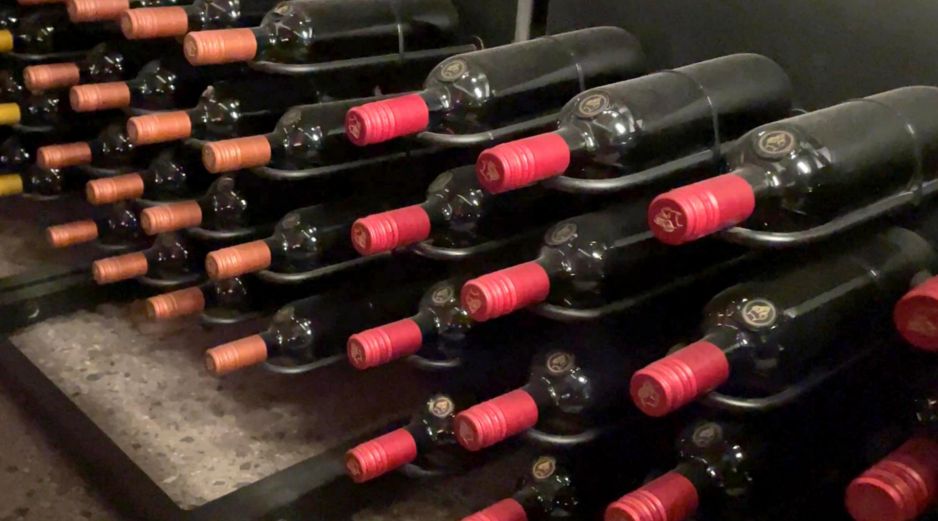Son alrededor de 2,4 millones de hombres adolescentes y dos millones de mujeres ya han iniciado el consumo de este tipo de bebidas. EFE/R. Gómez