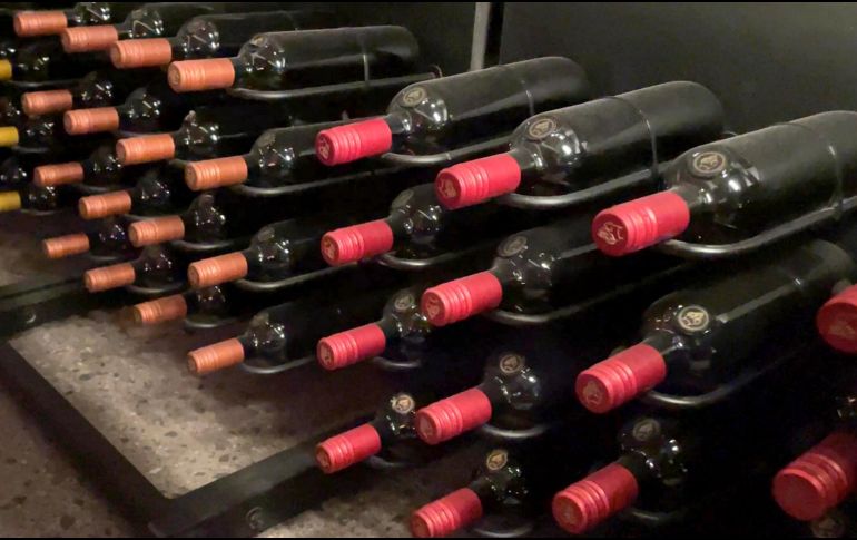 Son alrededor de 2,4 millones de hombres adolescentes y dos millones de mujeres ya han iniciado el consumo de este tipo de bebidas. EFE/R. Gómez