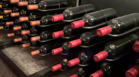 Son alrededor de 2,4 millones de hombres adolescentes y dos millones de mujeres ya han iniciado el consumo de este tipo de bebidas. EFE/R. Gómez