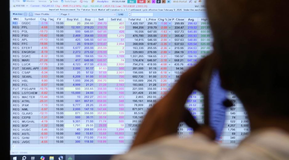 El IPC cerró la sesión con una pérdida del 0.94 % para ligar tres sesiones de caídas. EFE/R. Khan