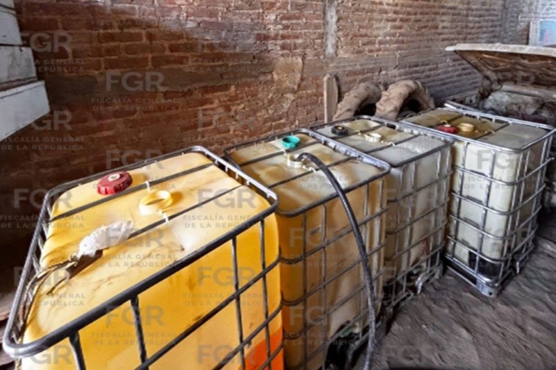 &nbsp;Se aseguraron varios contenedores que almacenaban aproximadamente seis mil 528 litros de hidrocarburo. FGR