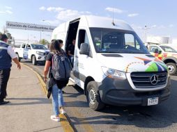 Se habilitaron unidades de taxis y camionetas operativas para el traslado hacia la terminal aérea. ESPECIAL/ Grupo Aeroportuario del Pacífico.