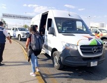 Se habilitaron unidades de taxis y camionetas operativas para el traslado hacia la terminal aérea. ESPECIAL/ Grupo Aeroportuario del Pacífico.