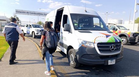 Se habilitaron unidades de taxis y camionetas operativas para el traslado hacia la terminal aérea. ESPECIAL/ Grupo Aeroportuario del Pacífico.