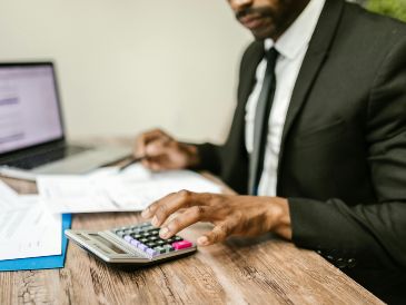 El SAT establece el 30 de abril como fecha límite para cumplir con esta obligación. PEXELS