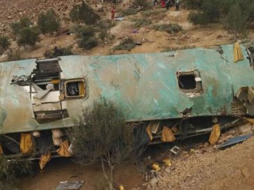 El accidente ocurrió en una ruta de difícil acceso, lo que complicó las labores de rescate. AP/ARCHIVO