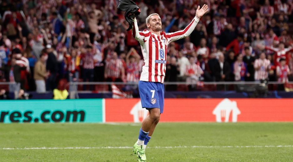 Antoine Griezmann celebra con la afición el pase a semifinales después de vencer al FC Barcelona. EFE.