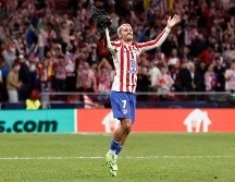 Antoine Griezmann celebra con la afición el pase a semifinales después de vencer al FC Barcelona. EFE.