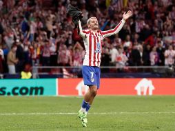 Antoine Griezmann celebra con la afición el pase a semifinales después de vencer al FC Barcelona. EFE.