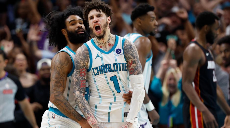 LaMelo Ball, base de los Hornets de Charlotte, celebra con Coby White tras anotar. AP/N. Redmond