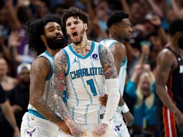 LaMelo Ball, base de los Hornets de Charlotte, celebra con Coby White tras anotar. AP/N. Redmond