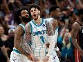 LaMelo Ball, base de los Hornets de Charlotte, celebra con Coby White tras anotar. AP/N. Redmond