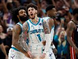 LaMelo Ball, base de los Hornets de Charlotte, celebra con Coby White tras anotar. AP/N. Redmond