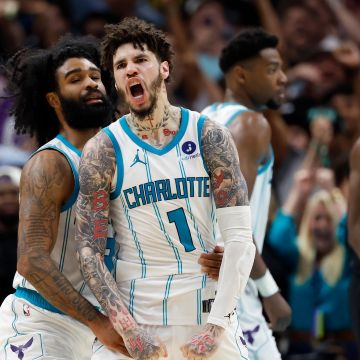 LaMelo Ball, base de los Hornets de Charlotte, celebra con Coby White tras anotar. AP/N. Redmond
