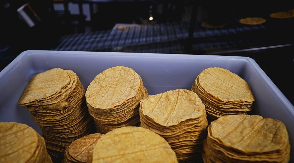 Dependencias como la Profeco y la Secretaría de Agricultura y Desarrollo Rural sostienen que no existen condiciones reales que justifiquen el alza repentina al precio de la tortilla. Unsplash