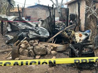 El incendio también provocó daños en al menos tres viviendas aledañas, lo que obligó a los cuerpos de emergencia a realizar maniobras para evitar su propagación a otras fincas. ESPECIAL