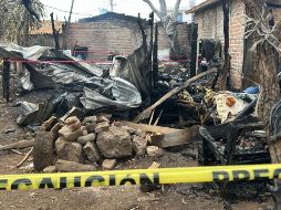 El incendio también provocó daños en al menos tres viviendas aledañas, lo que obligó a los cuerpos de emergencia a realizar maniobras para evitar su propagación a otras fincas. ESPECIAL