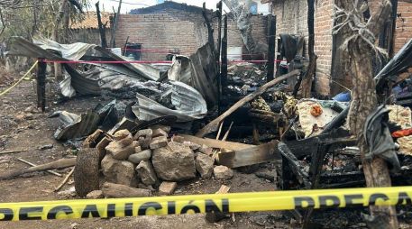 El incendio también provocó daños en al menos tres viviendas aledañas, lo que obligó a los cuerpos de emergencia a realizar maniobras para evitar su propagación a otras fincas. ESPECIAL