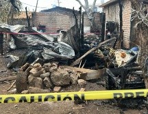 El incendio también provocó daños en al menos tres viviendas aledañas, lo que obligó a los cuerpos de emergencia a realizar maniobras para evitar su propagación a otras fincas. ESPECIAL