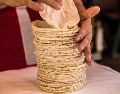 La tortilla, que forma parte de la dieta del 83.5% de los hogares en México, sigue siendo un pilar insustituible de nuestra cultura, nuestra identidad y nuestro bienestar físico. EL INFORMADOR / ARCHIVO