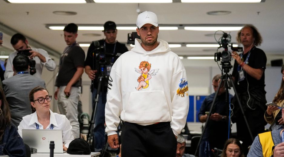 En una breve comparecencia desde la sala de prensa del RCT Barcelona-1899, Alcaraz anunció su retiro del Barcelona Open Banc Sabadell-Trofe Conde de Godo. EFE / A. García