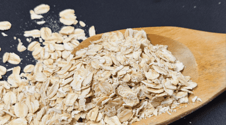 En términos generales, sí, la avena puede ser un alimento saludable, especialmente cuando se consume en su forma menos procesada y dentro de una dieta balanceada. CANVA