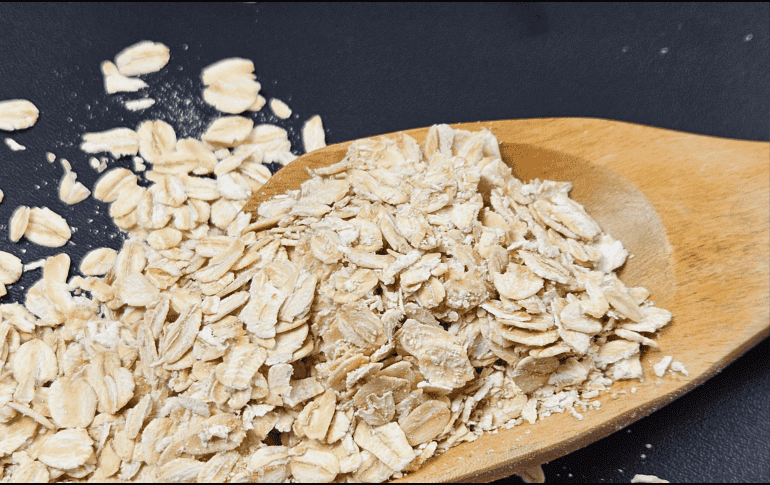 En términos generales, sí, la avena puede ser un alimento saludable, especialmente cuando se consume en su forma menos procesada y dentro de una dieta balanceada. CANVA