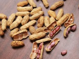 Los cacahuates son una fuente importante de proteínas vegetales, grasas saludables y fibra, lo que los convierte en una opción ideal para mantener la energía a lo largo del día. Pexels