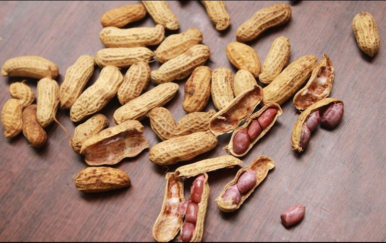 Los cacahuates son una fuente importante de proteínas vegetales, grasas saludables y fibra, lo que los convierte en una opción ideal para mantener la energía a lo largo del día. Pexels