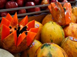 La papaya es dulce, pero también tiene notas amargas en sus semillas que pueden darle un toque especial a tus platillos. EL INFORMADOR/ARCHIVO