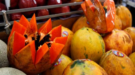 La papaya es dulce, pero también tiene notas amargas en sus semillas que pueden darle un toque especial a tus platillos. EL INFORMADOR/ARCHIVO