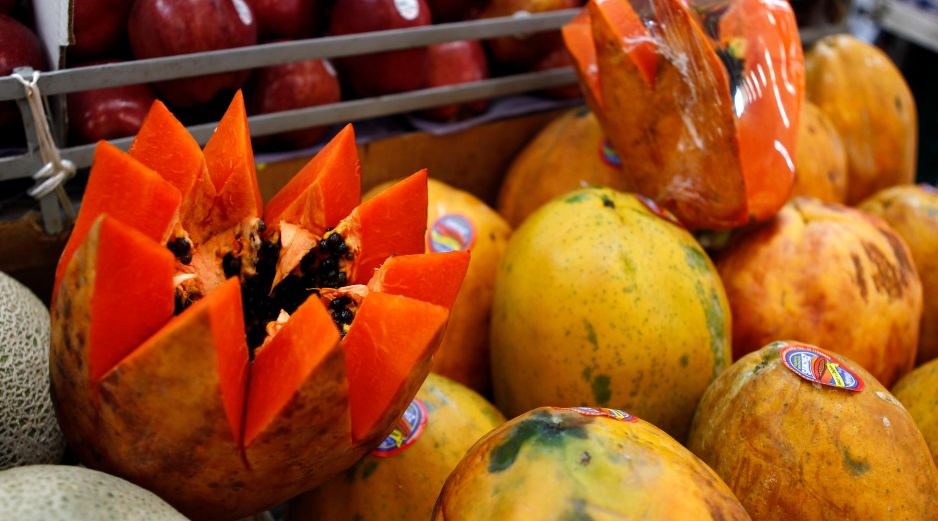 La papaya es dulce, pero también tiene notas amargas en sus semillas que pueden darle un toque especial a tus platillos. EL INFORMADOR/ARCHIVO
