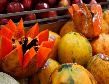 La papaya es dulce, pero también tiene notas amargas en sus semillas que pueden darle un toque especial a tus platillos. EL INFORMADOR/ARCHIVO