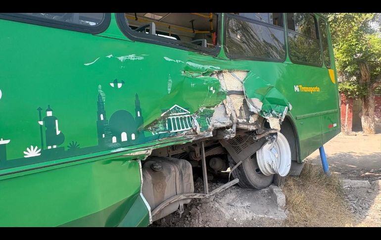 El percance ocurrió en el cruce de Juan de la Barrera y Barrancones, lo que generó la movilización de cuerpos de emergencia. CORTESÍA/POLICÍA DE TLAQUEPAQUE