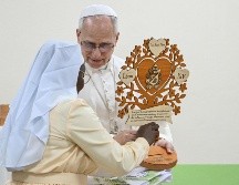 Una religiosa le da un obsequio al papa León XIV durante su visita en Camerún. EFE/A. Pizzoli
