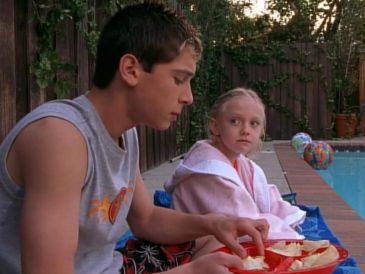 Dakota Fanning tuvo la oportunidad de compartir una divertida escena con "Reese". ESPECIAL