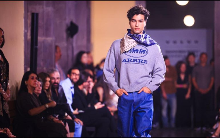 La colección, inspirada en el llamado “Western Mexicano” y en el legado de Vicente Fernández, combina cuero y mezclilla con cortes actuales, en una apuesta por resignificar la vestimenta tradicional. EL INFORMADOR/ J. ACOSTA.