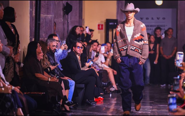 La colección, inspirada en el llamado “Western Mexicano” y en el legado de Vicente Fernández, combina cuero y mezclilla con cortes actuales, en una apuesta por resignificar la vestimenta tradicional. EL INFORMADOR/ J. ACOSTA.