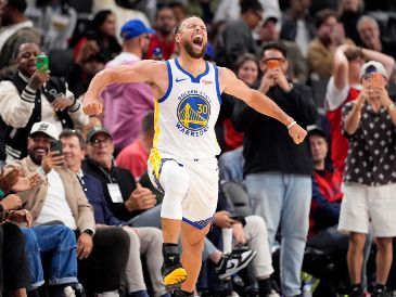 Stephen Curry terminó el encuentro con 35 puntos y 7 triples. AP/M. Terrill
