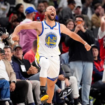 Stephen Curry terminó el encuentro con 35 puntos y 7 triples. AP/M. Terrill