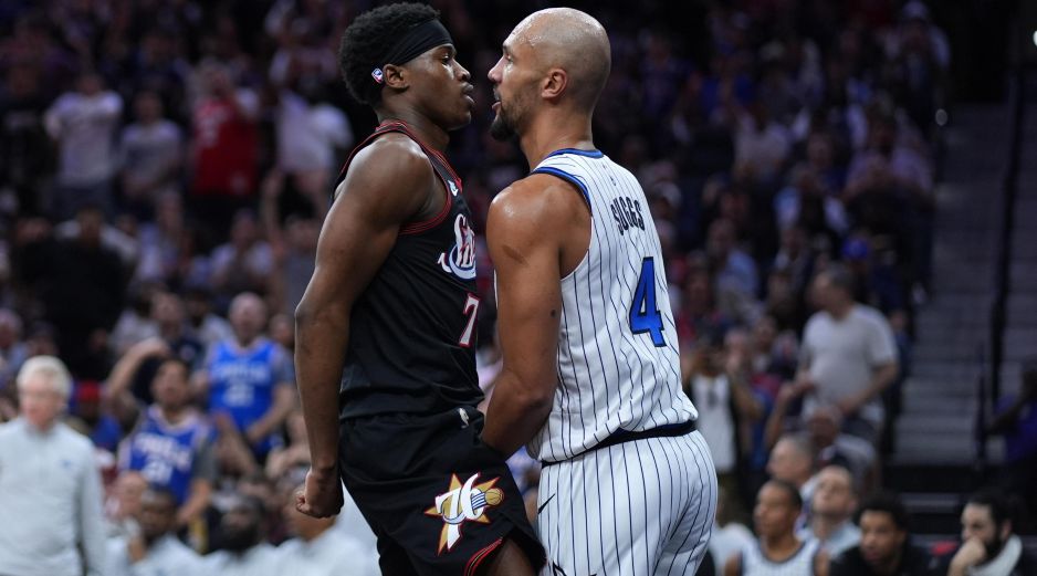 VJ Edgecombe, de los 76ers de Filadelfia, y Jalen Suggs, del Magic de Orlando durante el partido de play-in. Los 76ers ratificaron su séptimo lugar. AP/M. Slocum