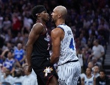 VJ Edgecombe, de los 76ers de Filadelfia, y Jalen Suggs, del Magic de Orlando durante el partido de play-in. Los 76ers ratificaron su séptimo lugar. AP/M. Slocum