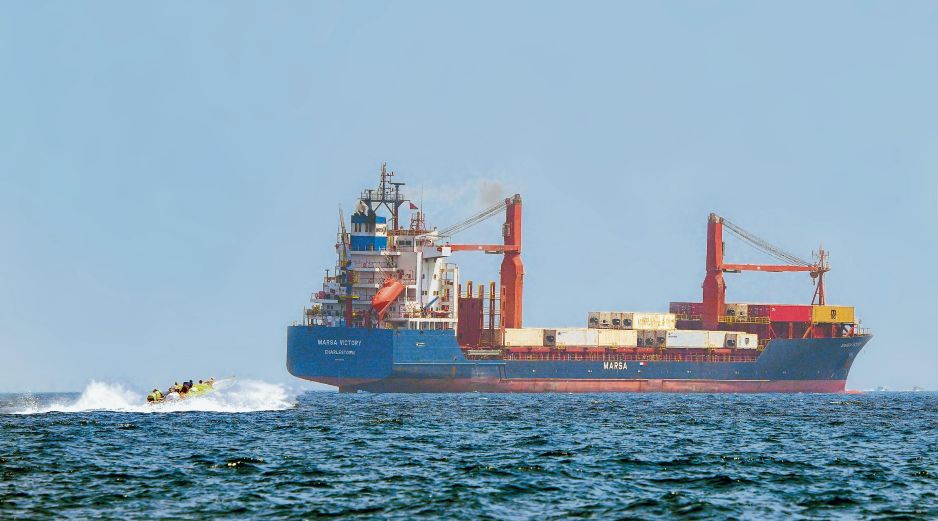 Un buque es sometido a revisión en el estrecho de Ormuz, en medio de las tensiones por el bloqueo naval y las advertencias de Irán sobre el tránsito marítimo en la región. AFP