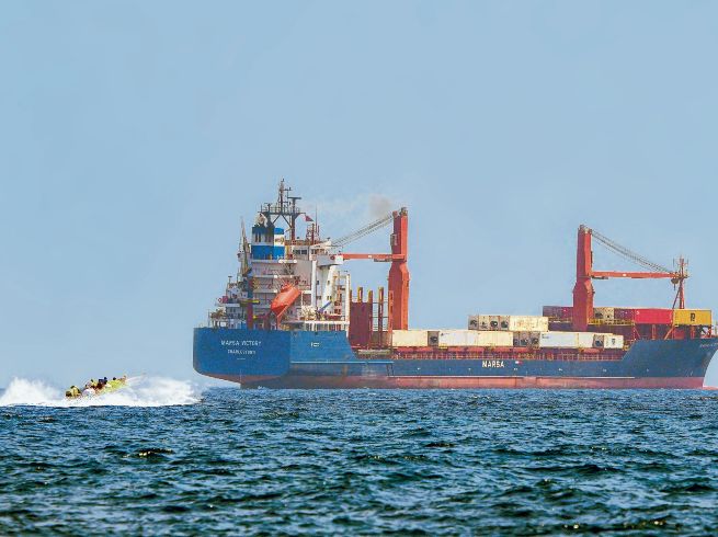 Un buque es sometido a revisión en el estrecho de Ormuz, en medio de las tensiones por el bloqueo naval y las advertencias de Irán sobre el tránsito marítimo en la región. AFP