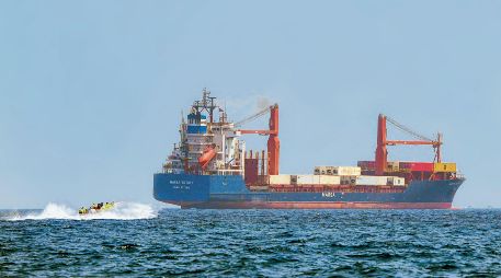 Un buque es sometido a revisión en el estrecho de Ormuz, en medio de las tensiones por el bloqueo naval y las advertencias de Irán sobre el tránsito marítimo en la región. AFP