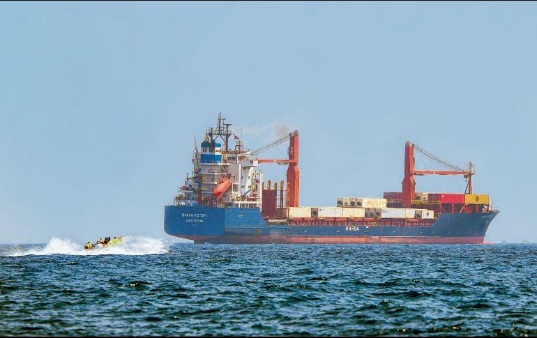 Un buque es sometido a revisión en el estrecho de Ormuz, en medio de las tensiones por el bloqueo naval y las advertencias de Irán sobre el tránsito marítimo en la región. AFP